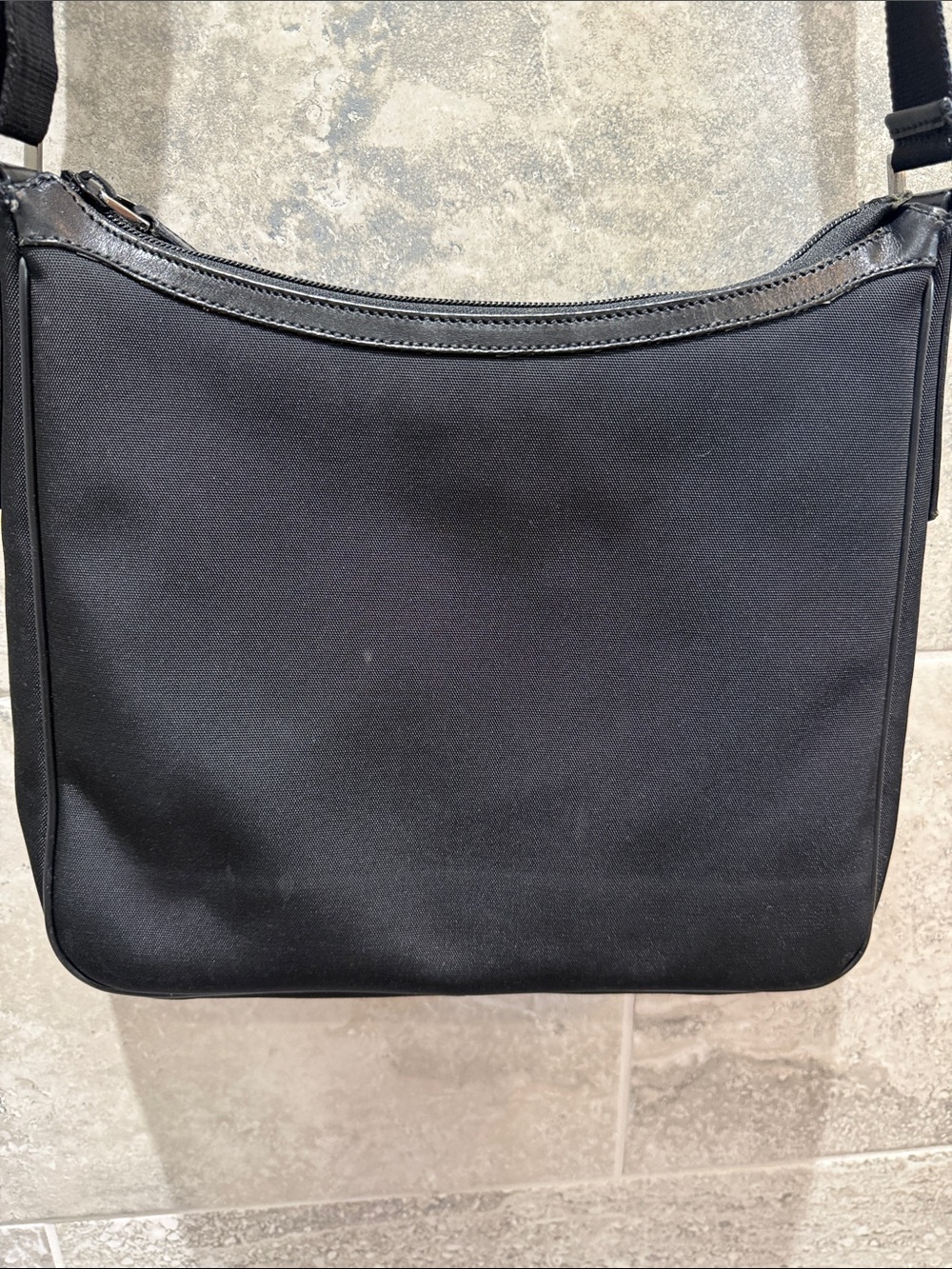 Gucci Black Crossbody Bag with Front Buckle Pocket - Picture 3 of 9